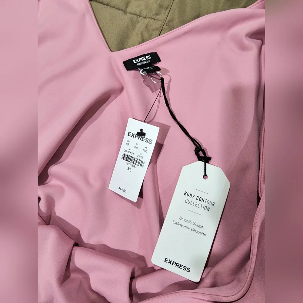 NWT Express Body Contour High Compression Double V-Neck Tank Size XL - Picture 8 of 11